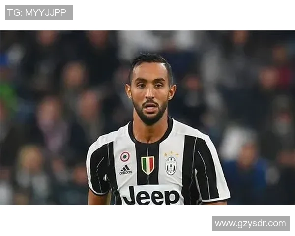 足球明星意外抢镜路人瞬间引发热议网友纷纷点赞称其亲民魅力十足