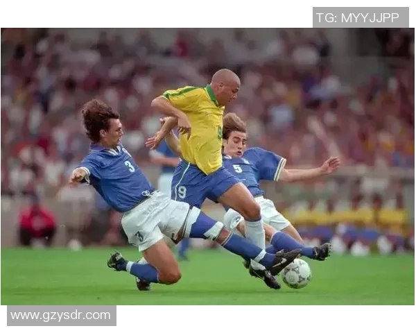 足球明星精彩瞬间剪辑展现他们的辉煌与激情时刻